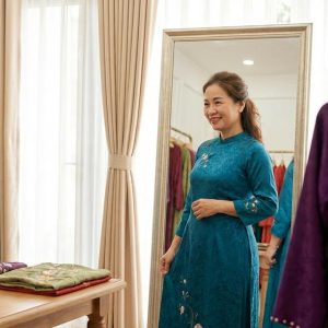 Áo dài trung niên: Cách chọn dáng, màu tôn vẻ thanh lịch