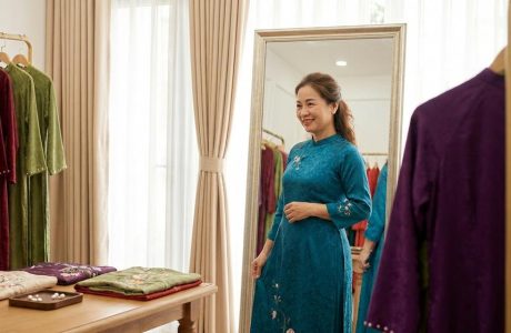 Áo dài trung niên: Cách chọn dáng, màu tôn vẻ thanh lịch