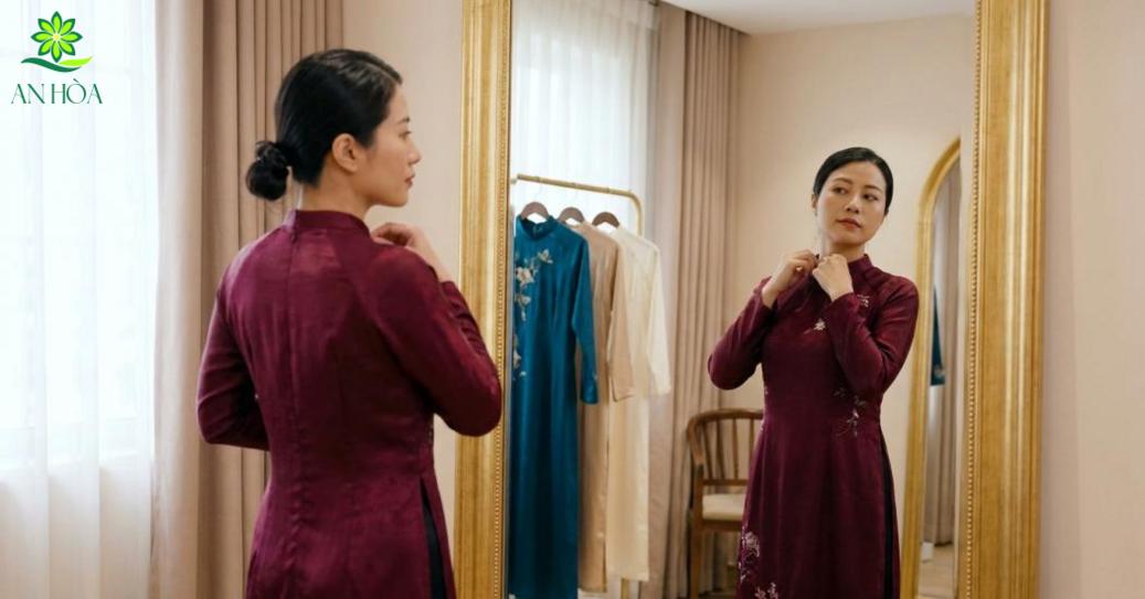 Chọn áo dài đẹp trẻ trung cần kết hợp hài hòa giữa cổ, vai, phom dáng và màu sắc tôn dáng. Chọn áo dài đẹp trẻ trung cần kết hợp hài hòa giữa cổ, vai, phom dáng và màu sắc tôn dáng.